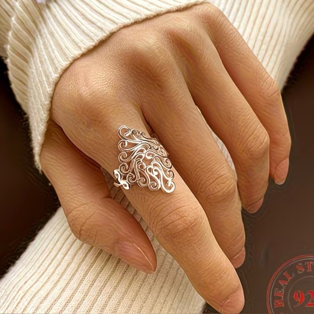 Elegant Silver Swirl Ring